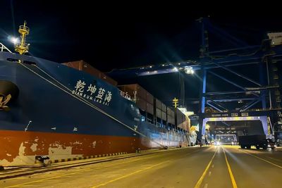 “首航即破纪录” 大连集装箱码头刷新单机作业效率新标杆